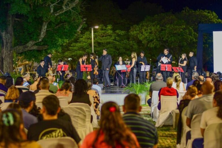 Espectáculo de elencos municipales en el anfiteatro José Hernández durante la apertura del Mes de Corrientes.