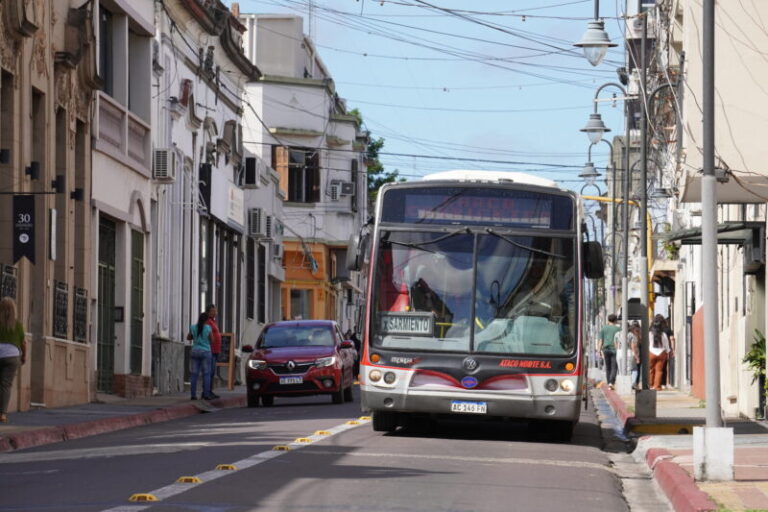 Colectivo urbano transitando por una calle de la ciudad de Corrientes