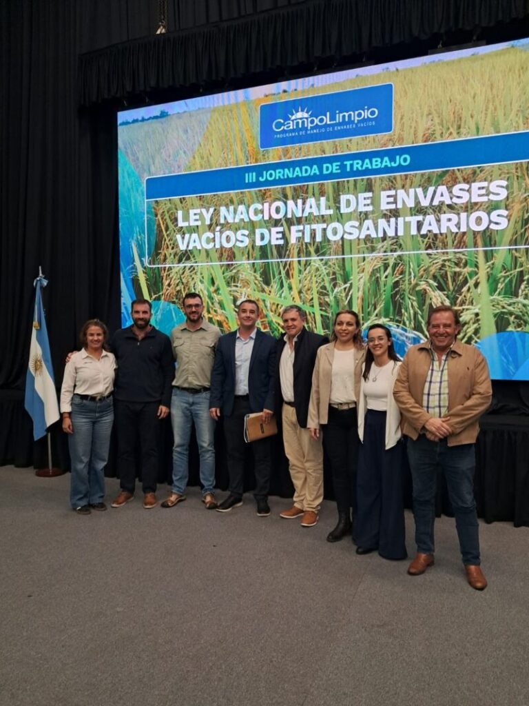 Operarios manipulando envases fitosanitarios recuperados en un Centro de Almacenamiento Transitorio de Corrientes.