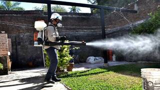 Operativo de prevención del dengue en un barrio de la ciudad de Corrientes.