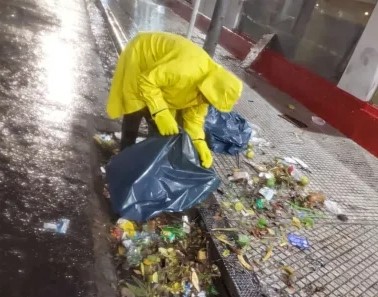 Cuadrilla municipal trabajando en la desobstrucción de un sumidero en una calle de Corrientes tras el temporal