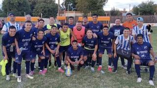 Jugadores de fútbol durante un partido del Torneo Provincial de Clubes de Corrientes