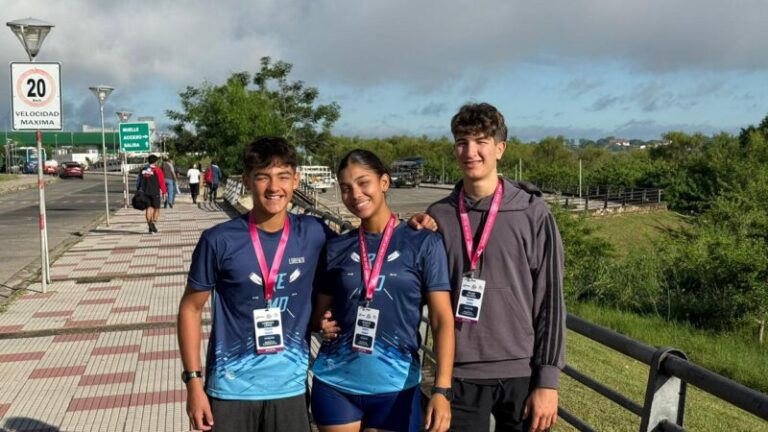 Deportistas del Club de Regatas Corrientes en el Sudamericano de Remo Junior, Paraguay.