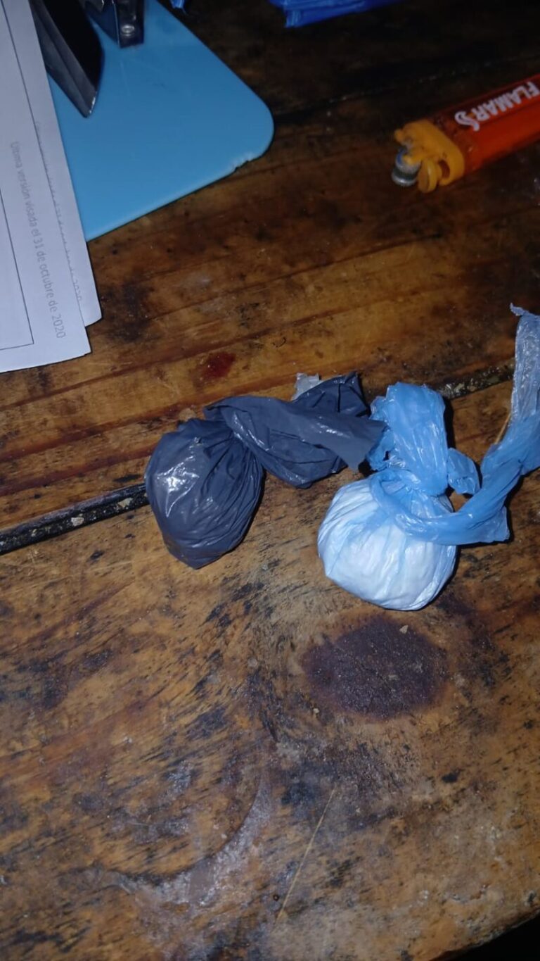 Efectivos policiales durante un procedimiento de allanamiento en Corrientes (ilustrativa)