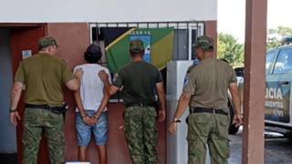 Efectivos policiales en procedimiento rural en Perugorría, Corrientes