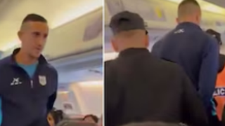 Policía aeroportuaria en procedimiento de seguridad dentro de un avión.