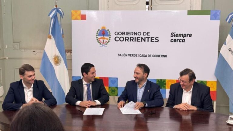 Gobernador Juan Pablo Valdés e intendentes durante la firma de convenios de obras en Corrientes