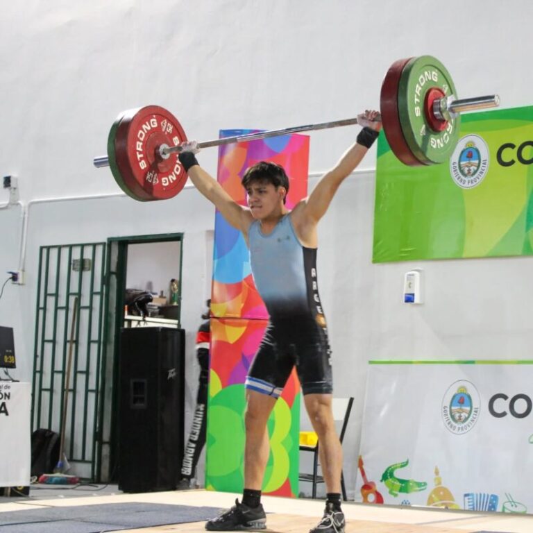 El atleta correntino Domingo Meza entrenando levantamiento de pesas.