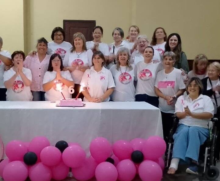 Voluntarias de la ONG Doná Cabello en Corrientes mostrando una de las pelucas confeccionadas.