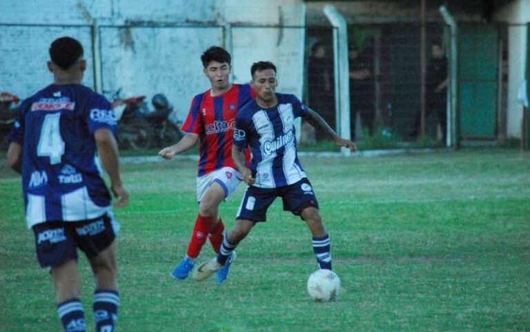Partido de fútbol de la Copa de la Liga Correntina en la cancha de Lipton