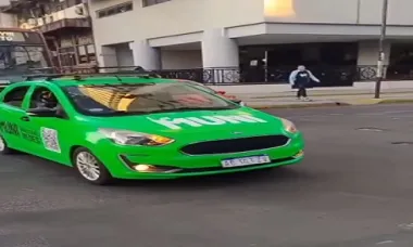 Auto verde de la Municipalidad de Corrientes con megáfono, denominado Avispón Verde, usado para control de tránsito