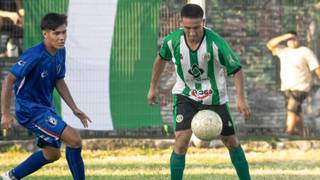 Ilustración de un balón de fútbol sobre un campo, representando el Torneo Provincial de Clubes de Corrientes.