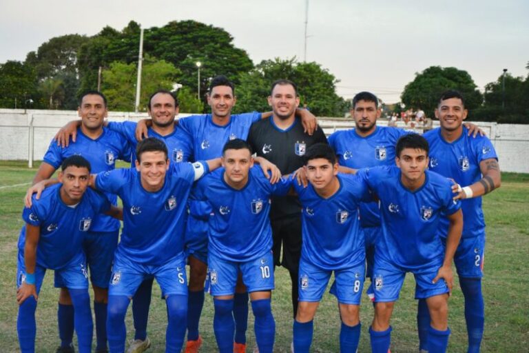 Jugadores de Deportivo Empedrado celebrando un gol en el estadio Municipal de Saladas