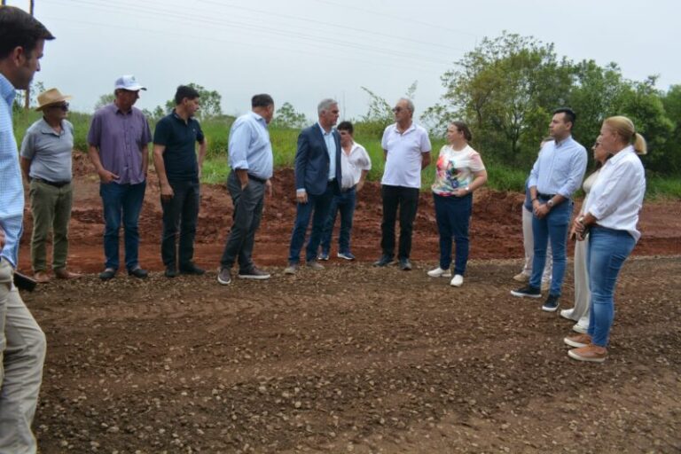 Trabajos de enripiado y maquinaria vial en la Ruta Provincial 74, a la altura de Colonia Liebig, Corrientes.