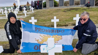 Excombatientes correntinos frente a las cruces del Cementerio de Darwin en las islas Malvinas.