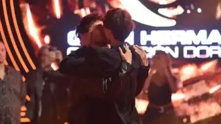 Franco Poggio y Lizardo Ponce se abrazan tras la eliminación del modelo de Gran Hermano.