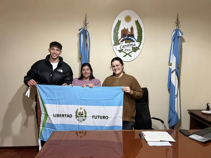 Germán Gómez con la Bandera Municipal en Carolina