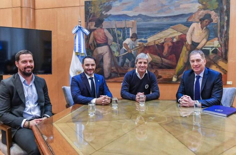 El gobernador Juan Pablo Valdés en una reunión de trabajo con ministros nacionales.