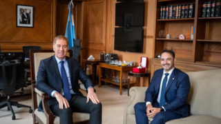El ministro del Interior, Diego Santilli, en reunión con gobernadores en la Casa Rosada.