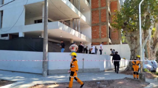 Operativo policial y de bomberos en obra de construcción en Colón, Entre Ríos, donde se halló un cuerpo.