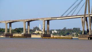 Operativo de Prefectura Naval y Gendarmería en el río Paraná, cerca del puente Chaco-Corrientes.