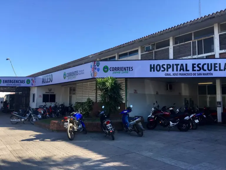 Fachada del Hospital Escuela General José F. de San Martín en la ciudad de Corrientes