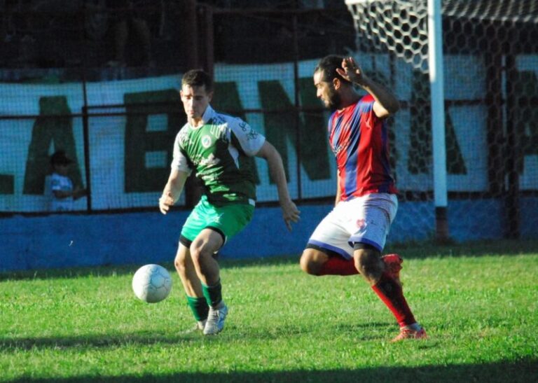 Jugadores de Huracán Corrientes y Mandiyú durante el partido en el estadio azulgrana.