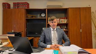 Ilustración de documentos legales y un sello de falsificación, representando el caso de fraude en Corrientes.