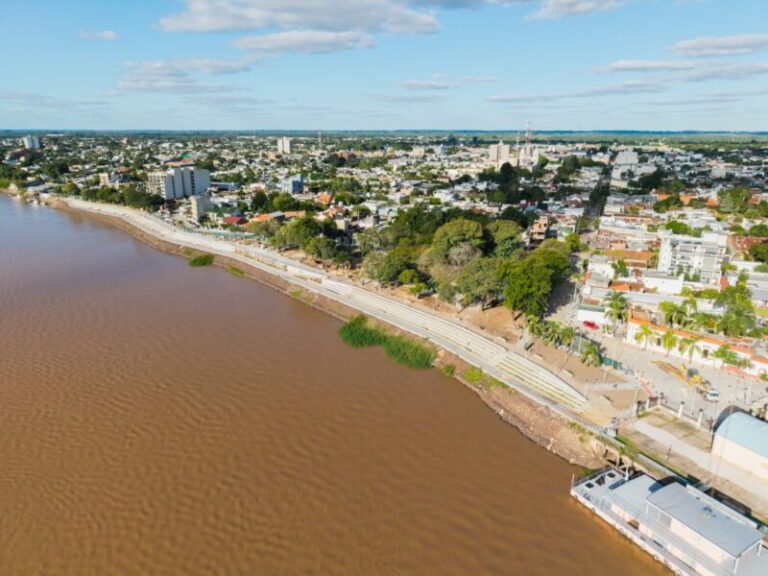 Vista de la Nueva Costanera de Goya con gradas hacia el riacho