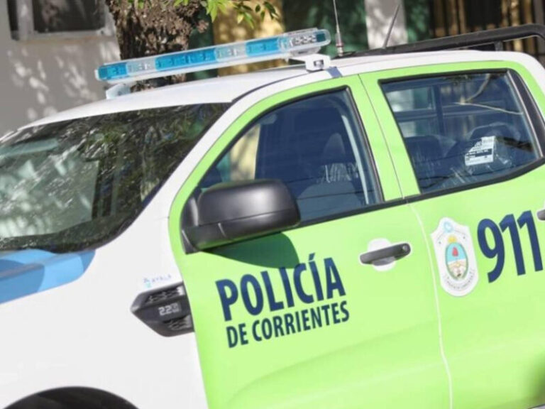 Efectivos de bomberos y policía en el lugar del incendio ocurrido en una vivienda de Paso de los Libres.
