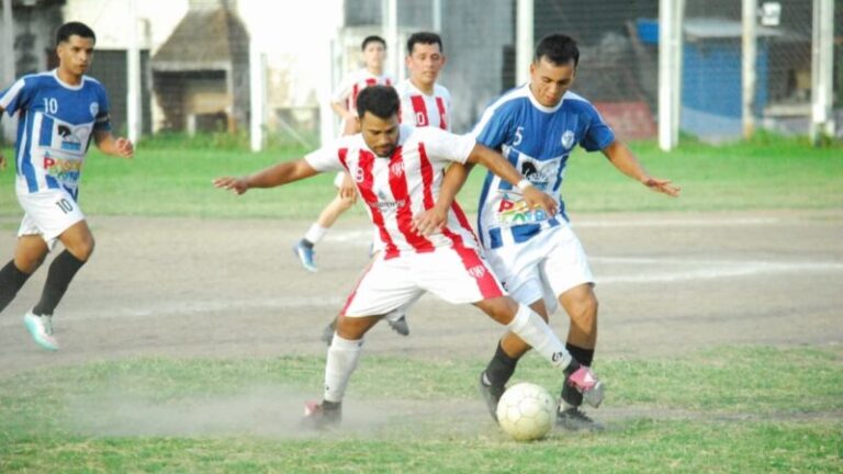 Acción de juego de un partido de la Copa de la Liga Correntina en una cancha de la provincia.