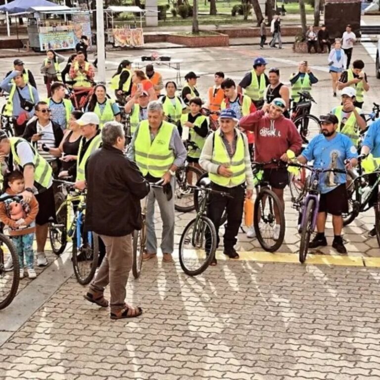 Ciclistas participantes de la 25° Peregrinación Ciclística frente al Santuario de Itatí.