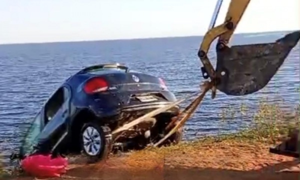 Operativo de rescate en la Laguna Iberá, Corrientes, tras el accidente vehicular.