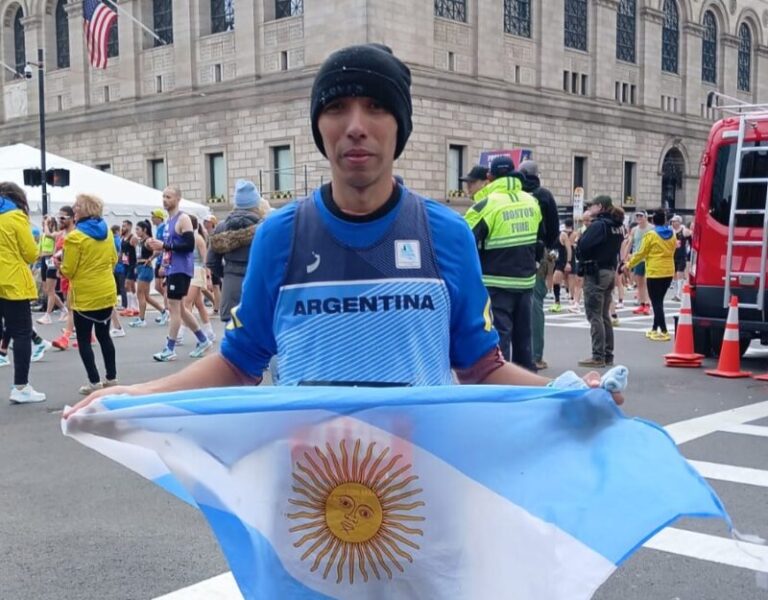 Juan José Toledo, atleta correntino, tras completar la Maratón de Boston 2026.