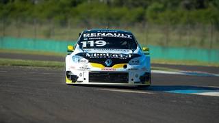 Humberto Krujoski compitiendo en el autódromo de Concordia con su Renault Fluence.