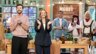 Carina Zampini y Diego Leuco conduciendo el estreno de la décima temporada de La Peña de Morfi en Telefe.