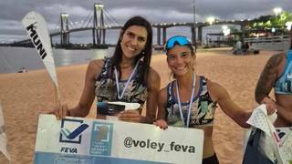 Melissa Molina y su compañera celebran el título del Circuito Argentino de Vóley Playa en la playa Arazaty, Corrientes.