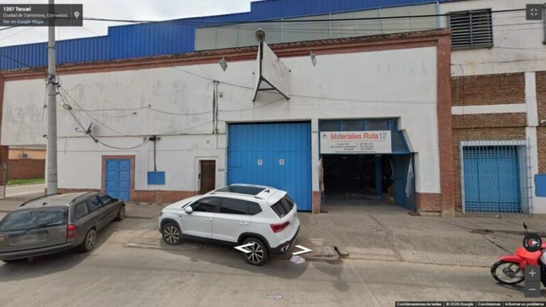 Vista del frente de un corralón en Villa Celia, Corrientes, donde ocurrió el asalto