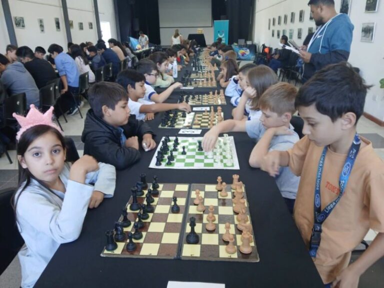 Estudiantes de Monte Caseros participando en la Liga Escolar de Ajedrez en Curuzú Cuatiá