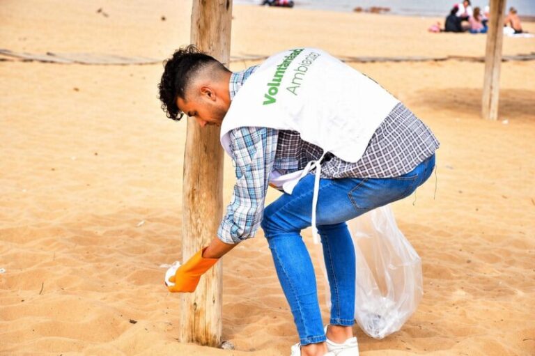 Voluntarios participando en una jornada de limpieza en la Costanera Sur de Corrientes