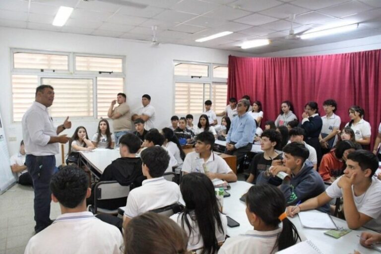 Autoridades municipales y educativas en el lanzamiento del programa Mi Primera Licencia en la escuela José María Ponce de Corrientes.