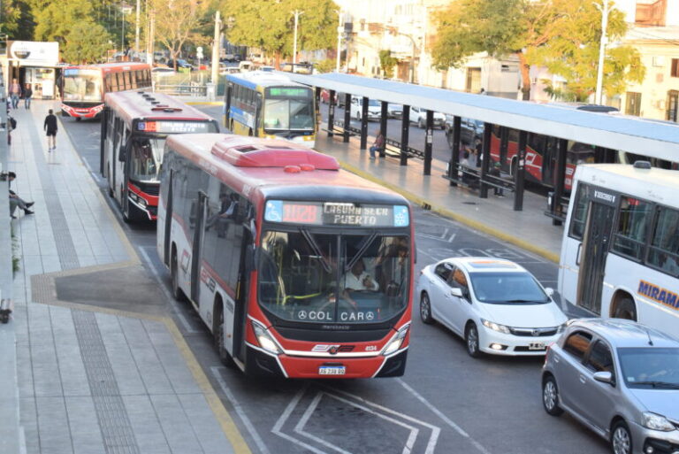 Colectivo urbano en una calle de la ciudad de Corrientes