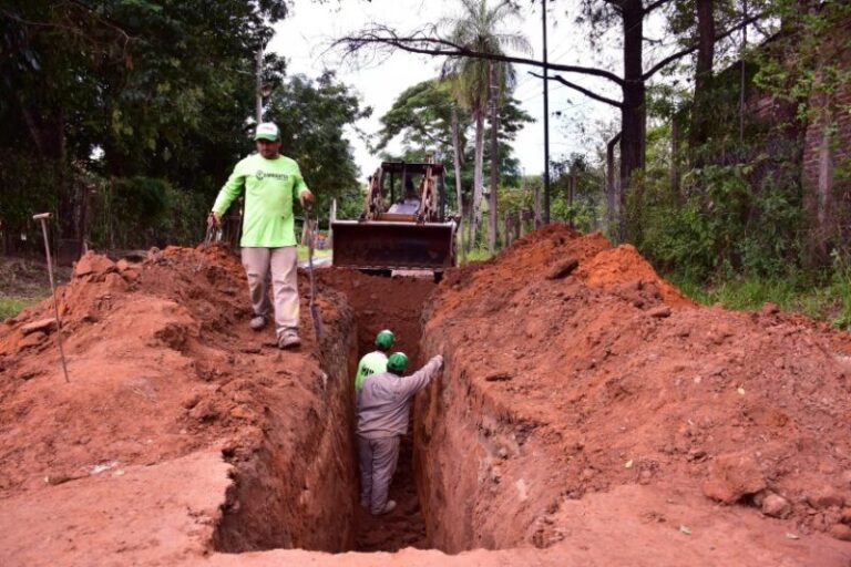 Trabajos de obra y mantenimiento en un barrio de la ciudad de Corrientes