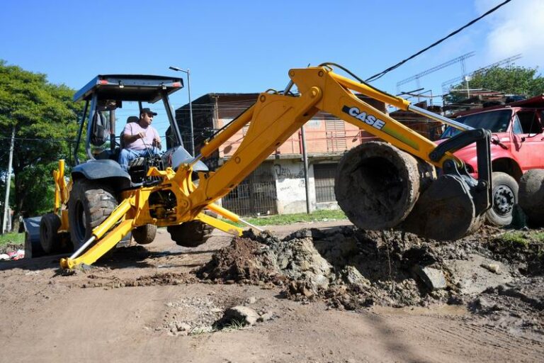 Trabajos de recuperación en la plaza Cabral y obras viales en avenidas de la ciudad de Corrientes