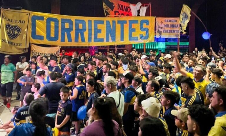 Reunión de personas viendo un partido de fútbol en pantalla gigante en un local de Corrientes.