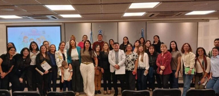 Participantes en la jornada de capacitación sobre TEA en el Salón Auditorio del Poder Judicial de Corrientes.