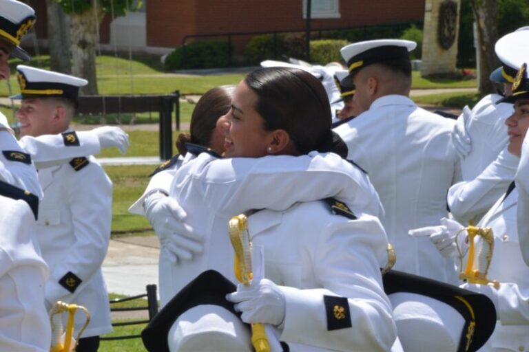 Logo de la Prefectura Naval Argentina sobre fondo azul