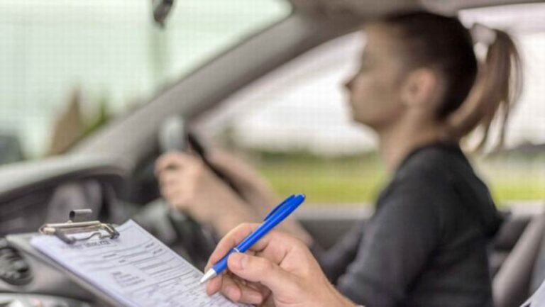 Autoridades firmando convenio de educación vial en un escritorio, con banderas de Corrientes de fondo.