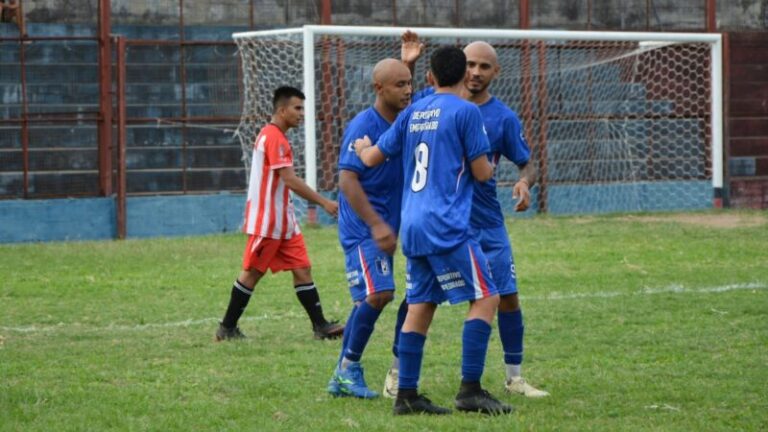 Acción de fútbol en un partido del torneo Provincial de Clubes de Corrientes