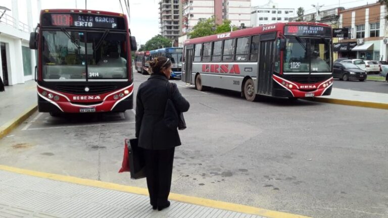 Colectivos detenidos en la terminal de Corrientes por recorte de servicios